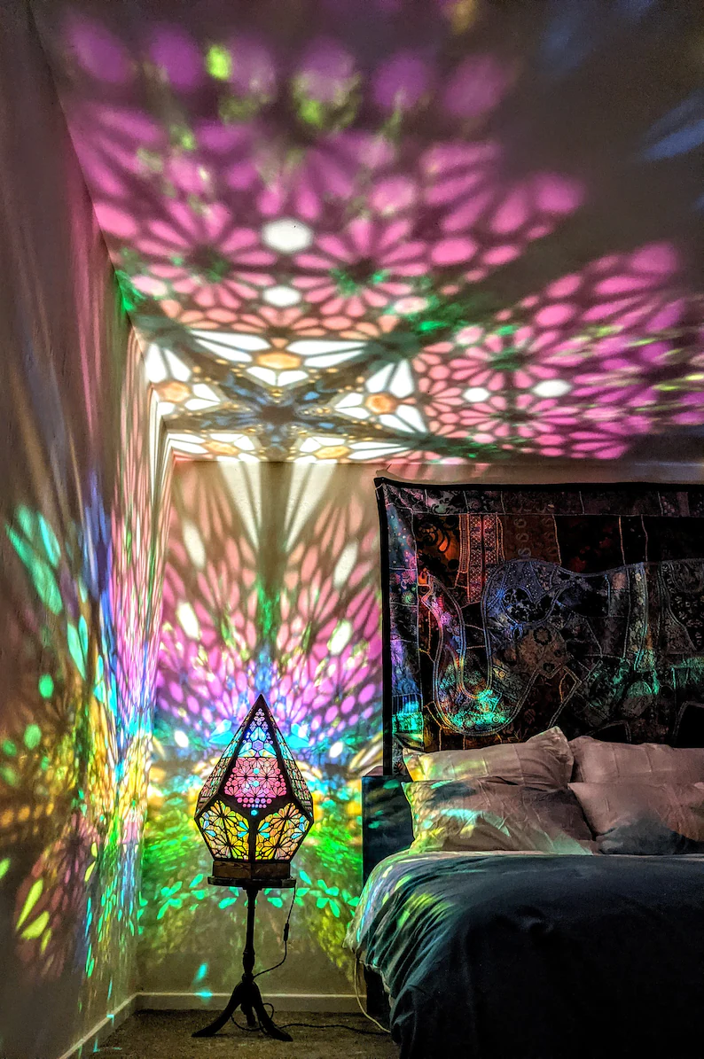 Buntes orientalisches Mosaik-Licht, projiziert Muster an Wand, Schlafzimmer-Dekoration.