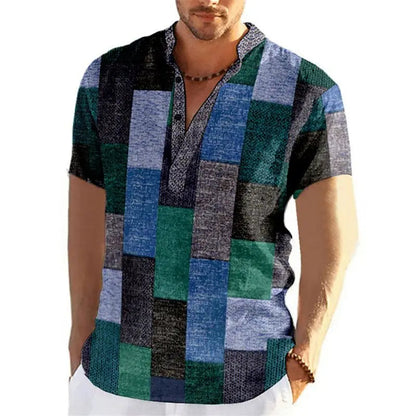 Herrenhemd mit Patchwork-Design, blau-grün, kurzärmelig, V-Ausschnitt, lässig.