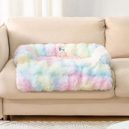 Buntes, flauschiges Hundebett auf beigem Sofa, Regenbogenfarben, gemütlich, Heimtierbedarf.
