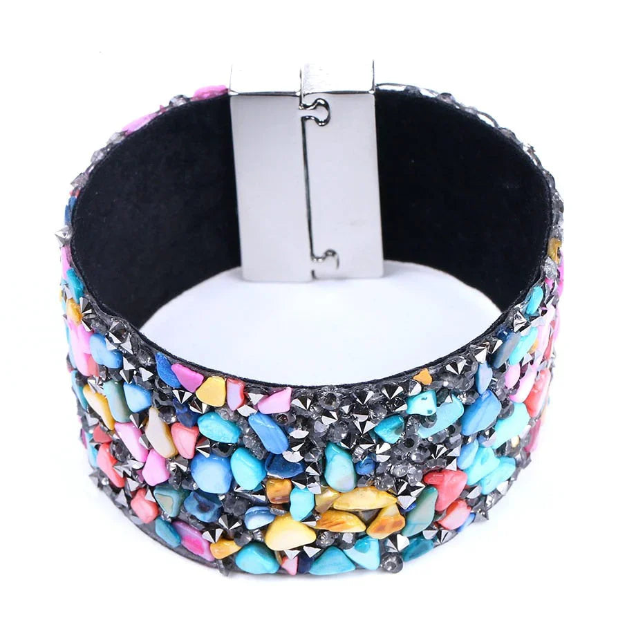 Breites Armband mit bunten Steinen, Magnetverschluss, modisches Accessoire, Damen-Schmuck.