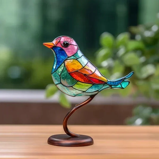 Buntes Glasvogel-Ornament auf Holzständer, dekorative Skulptur, Wohnzimmerdekoration.