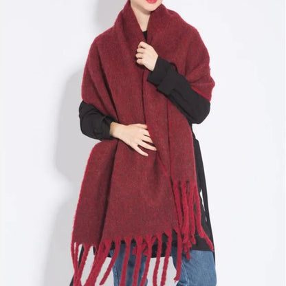 Roter Wollschal mit Fransen, Damenmode, warm, elegant, Herbst-Winter-Accessoire, burgunderrot.
