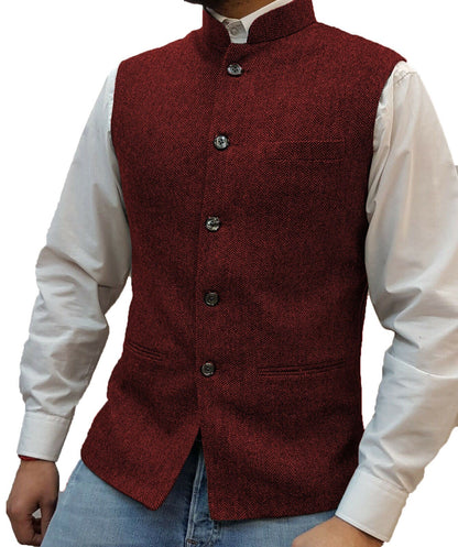 Bordeauxrote Herrenweste, Tweed, Stehkragen, Knöpfe, elegantes Design, Herrenmode.