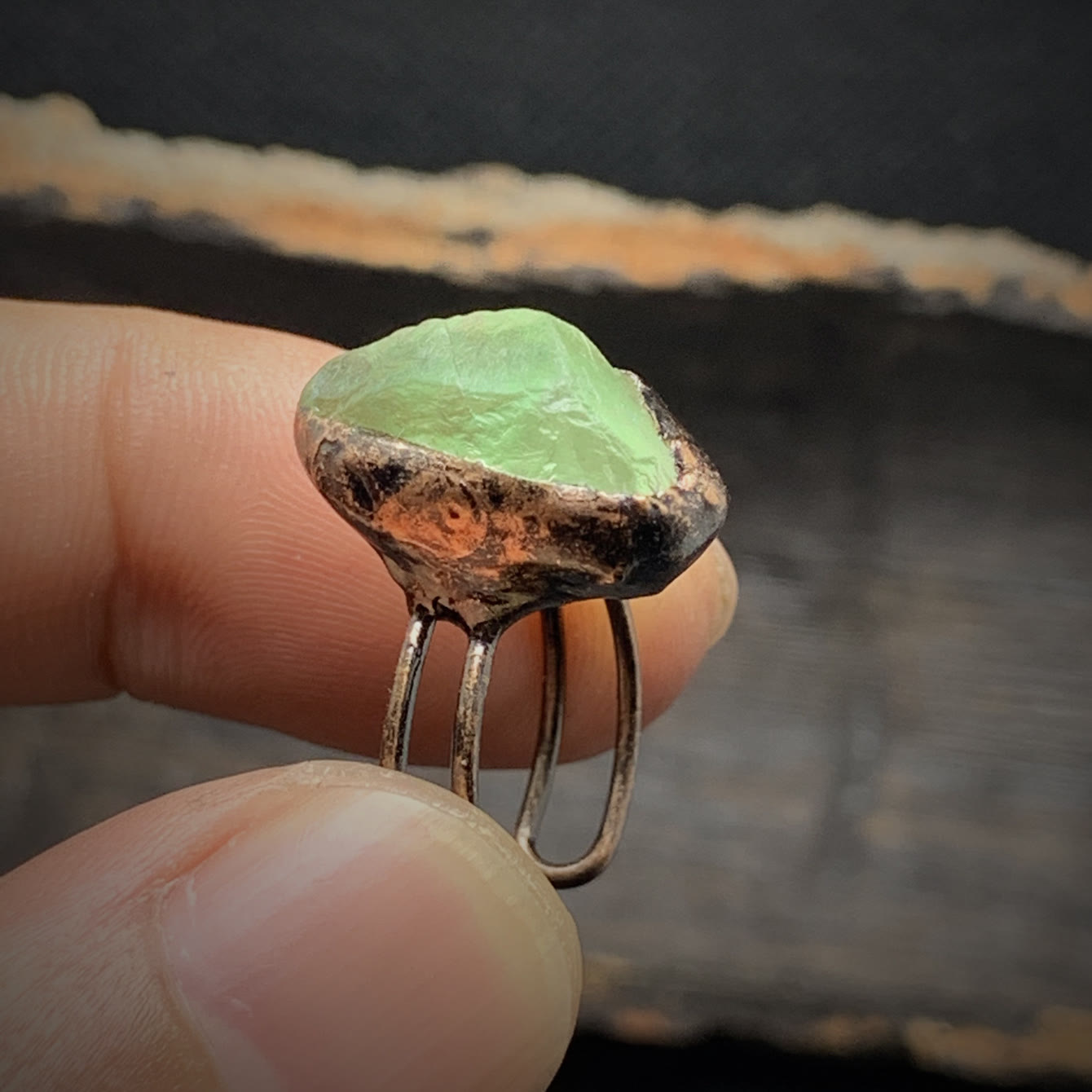 Grüner Rohsteinring, handgefertigt, Kupferfassung, einzigartiger Schmuck, rustikales Design.