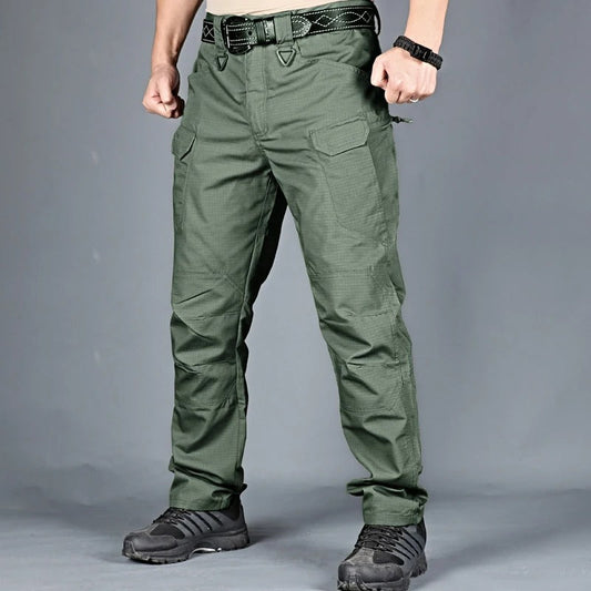 Grüne taktische Hose für Herren, robustes Material, Outdoor-Aktivitäten, mit Seitentaschen.