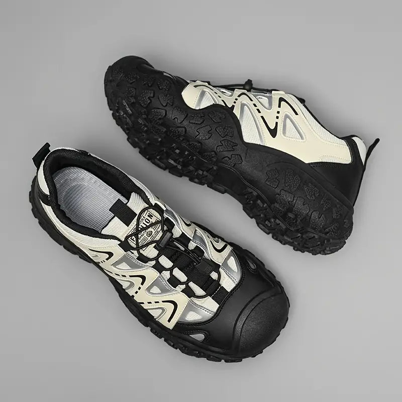 Schwarz-weiße Wanderschuhe mit robustem Profil, ideal für Outdoor-Aktivitäten.