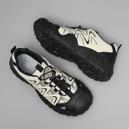 Schwarz-weiße Wanderschuhe mit robustem Profil, ideal für Outdoor-Aktivitäten.