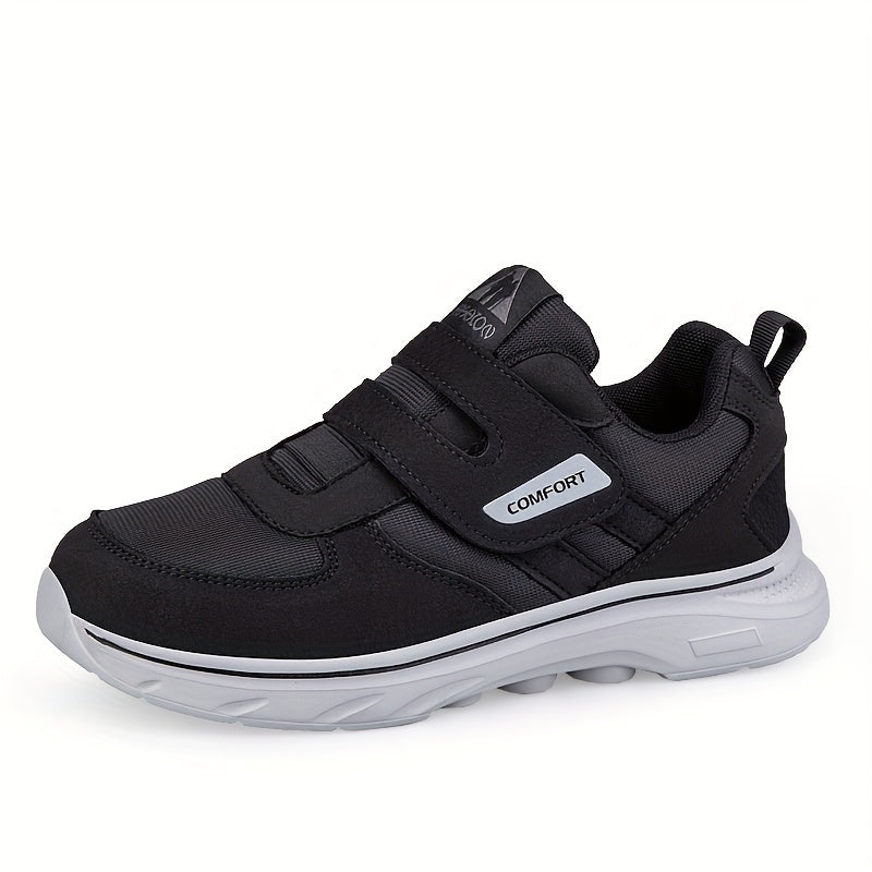 Schwarzer Herren-Sneaker mit Klettverschluss, atmungsaktiv, rutschfeste Sohle, sportlich.