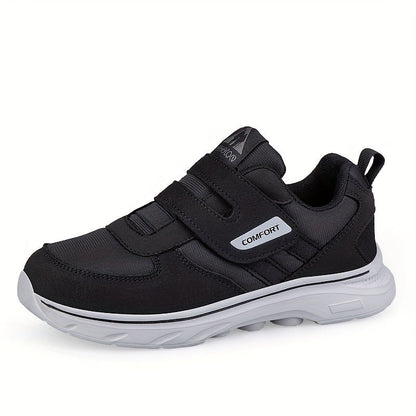 Schwarzer Herren-Sneaker mit Klettverschluss, atmungsaktiv, rutschfeste Sohle, sportlich.