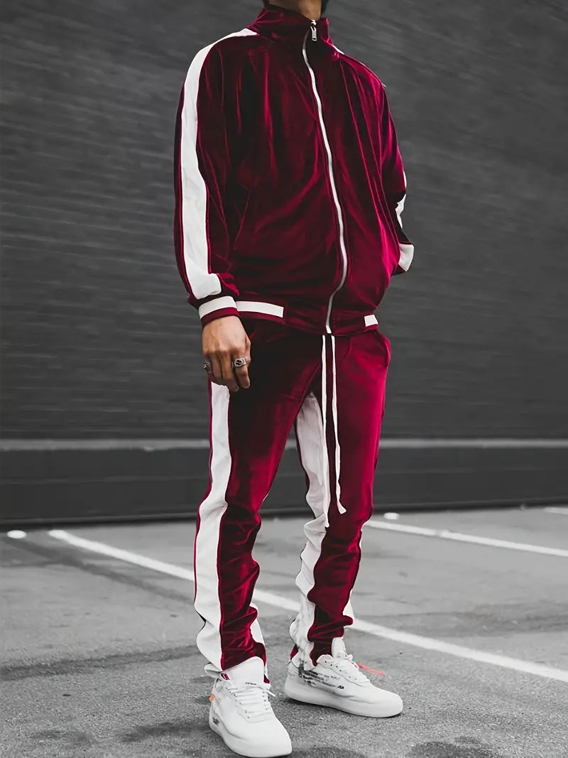 Bordeauxfarbener Trainingsanzug mit weißen Streifen, Herrenmode, sportlich, urbaner Stil.