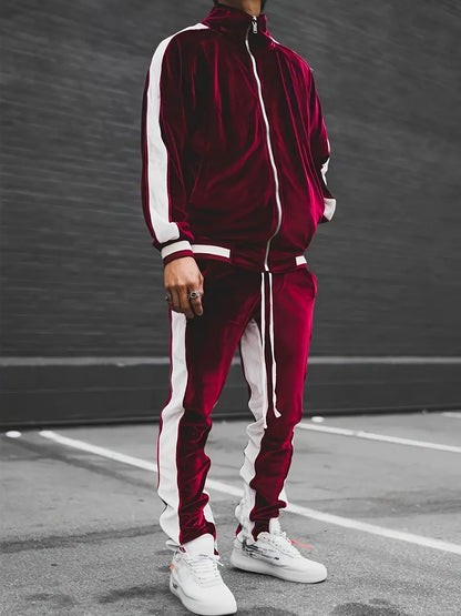 Bordeauxfarbener Trainingsanzug mit weißen Streifen, Herrenmode, sportlich, urbaner Stil.