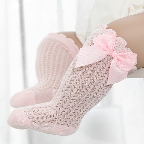 Rosa Babysocken mit Schleife, gestrickt, weiches Material, ideal für Neugeborene, Babybekleidung.