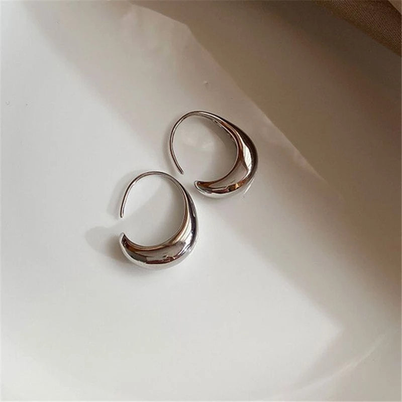 Silberne C-förmige Creolen für Damen, eleganter Schmuck, modische Ohrringe.