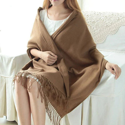 Frau mit braunem Schal aus Wolle, Fransen, gemütlich, modisch, Herbst-Winter-Accessoire.