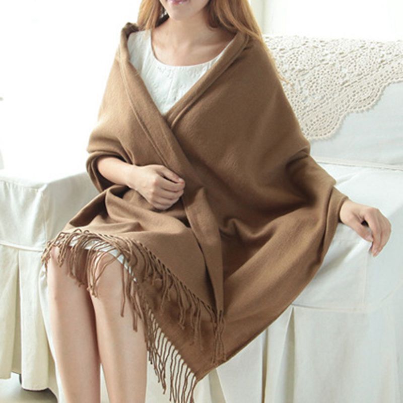 Frau mit braunem Kaschmir-Schal, Fransen, elegant, warm, modisch, Herbst-Winter-Accessoire.
