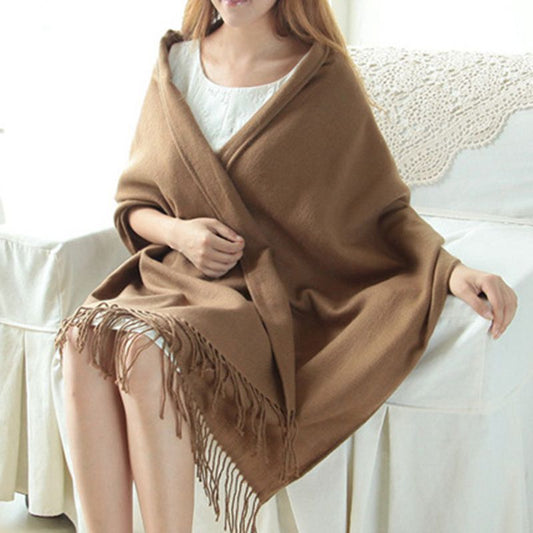 Frau mit braunem Kaschmir-Schal, Fransen, elegant, warm, modisch, Herbst-Winter-Accessoire.