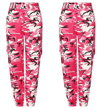 Zwei pinke Camouflage-Cargohosen für Damen, modisch, bequem, vielseitig.