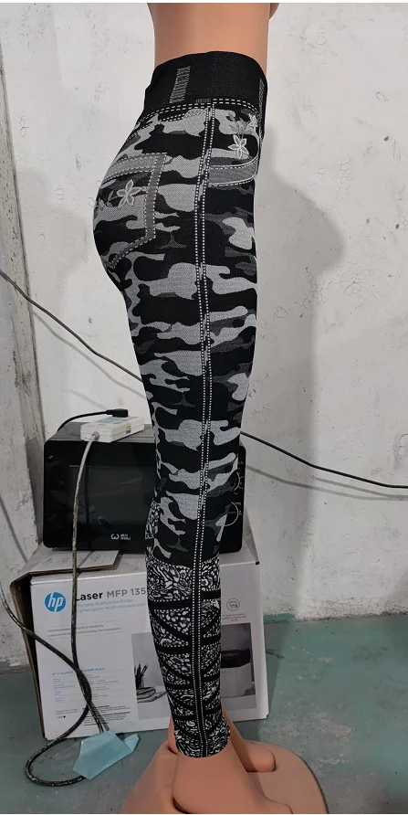 Graue Camouflage-Leggings auf Schaufensterpuppe, elastisch, sportlich, Damenmode.