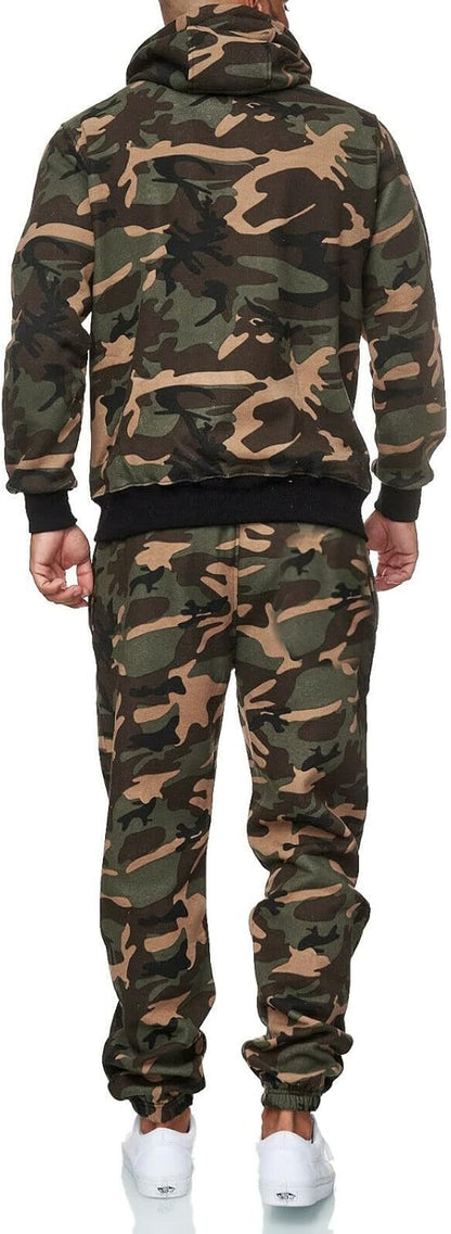 Mann in Camouflage-Trainingsanzug, Kapuzenpullover und Jogginghose, Rückansicht, Outdoor-Mode.