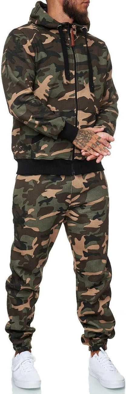 Mann in Camouflage-Trainingsanzug, Kapuzenjacke und Jogginghose, sportlich, modisch.
