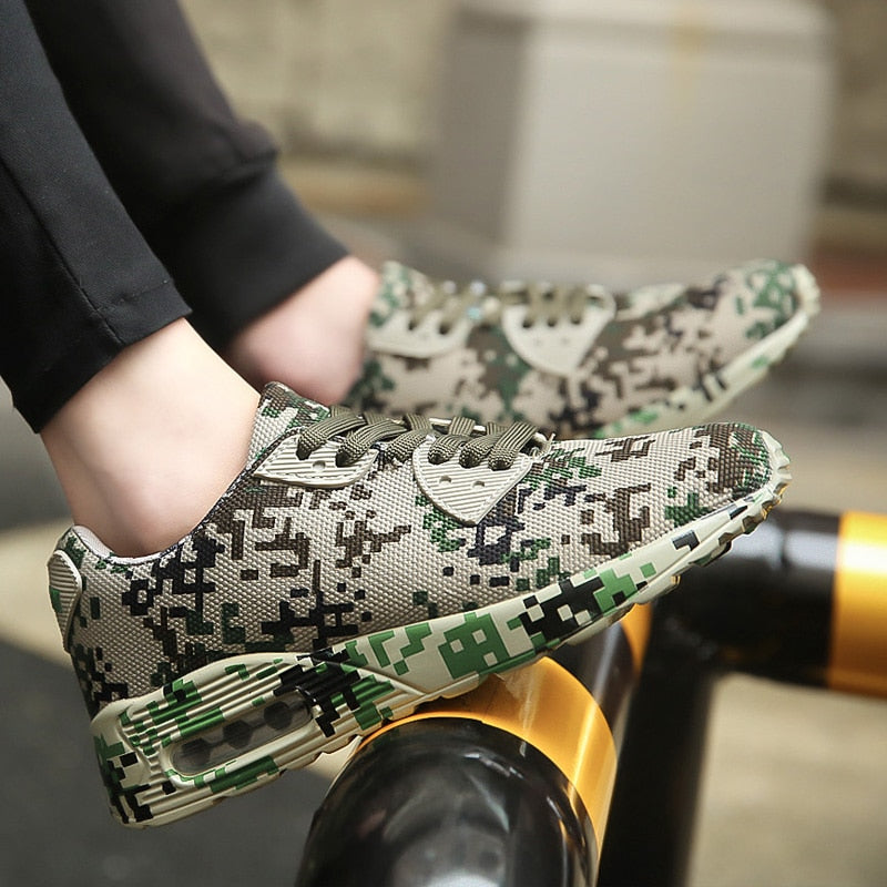 Camouflage-Sneaker für Herren, atmungsaktiv, sportlich, grün-beige, Outdoor-Freizeitschuhe.