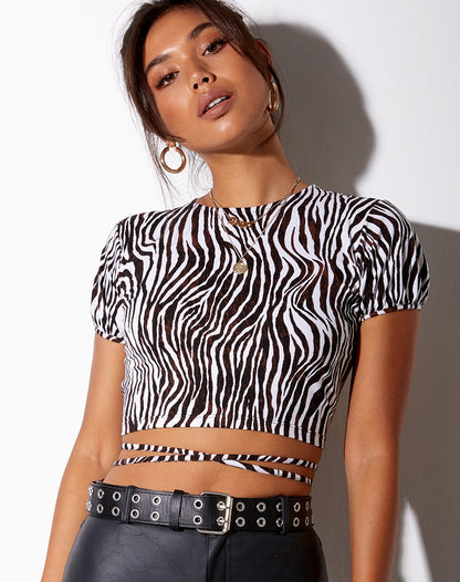 Frau trägt schwarz-weißes Zebra-Print Crop-Top, modisch, Sommermode, Damenbekleidung.