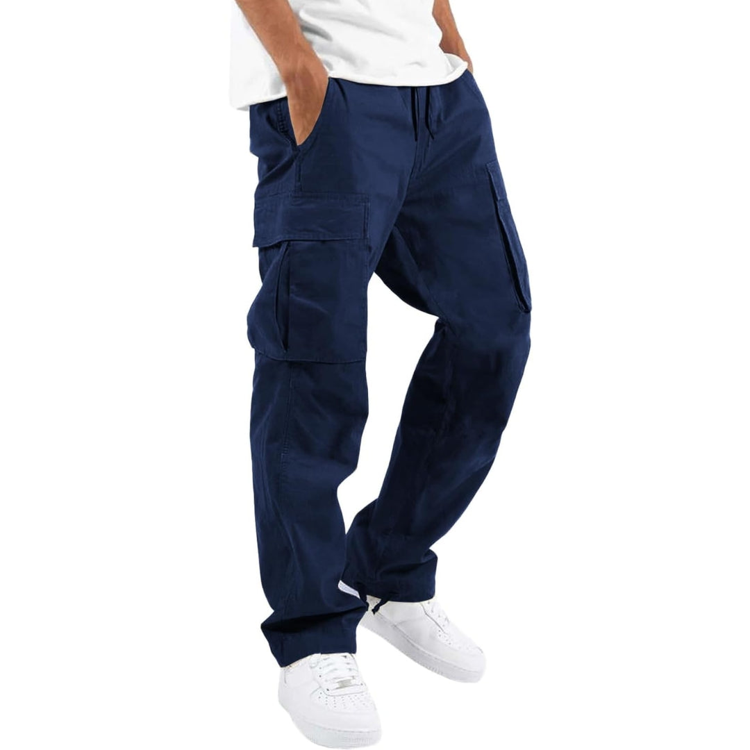 Man bär marinblå cargobyxor med stora sidfickor och dragsko i midjan, vit t-shirt och vita sneakers. 6