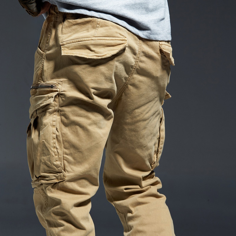 Beige Herren-Cargohose aus Baumwolle mit Taschen, lässiger Stil, seitliche Ansicht.
