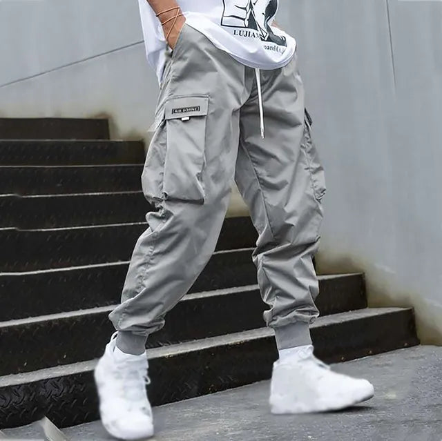 Graue Herren-Cargo-Hose, Streetwear, mit Taschen, lässiger Stil, ideal für Hip-Hop und Freizeit.