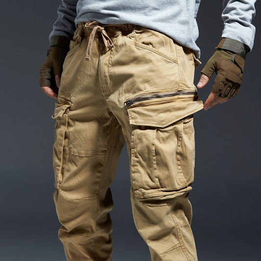 Beige taktische Cargohose mit mehreren Taschen und Reißverschlüssen, ideal für Outdoor-Aktivitäten.