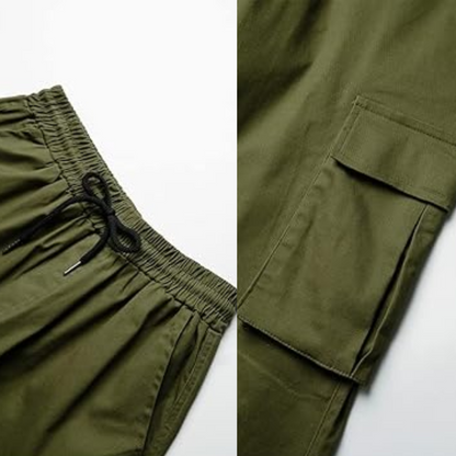 Grüne Cargohose mit elastischem Bund und Seitentasche, Herrenmode, Freizeitkleidung.