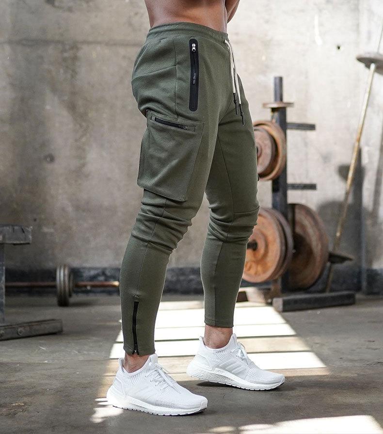 Grüne Jogginghose mit Taschen, Reißverschlüssen, sportlich, Herrenmode, Fitnessstudio, bequem.