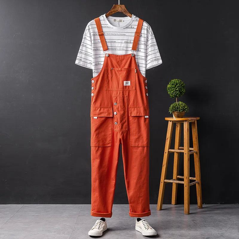 Orange Herren-Latzhose mit Cargo-Taschen, gestreiftes T-Shirt, modische Sommerkleidung.