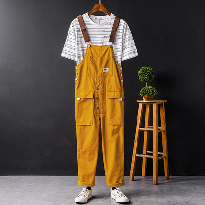 Gelbe Herren-Latzhose mit Taschen, gestreiftes T-Shirt, modische Sommerkleidung.