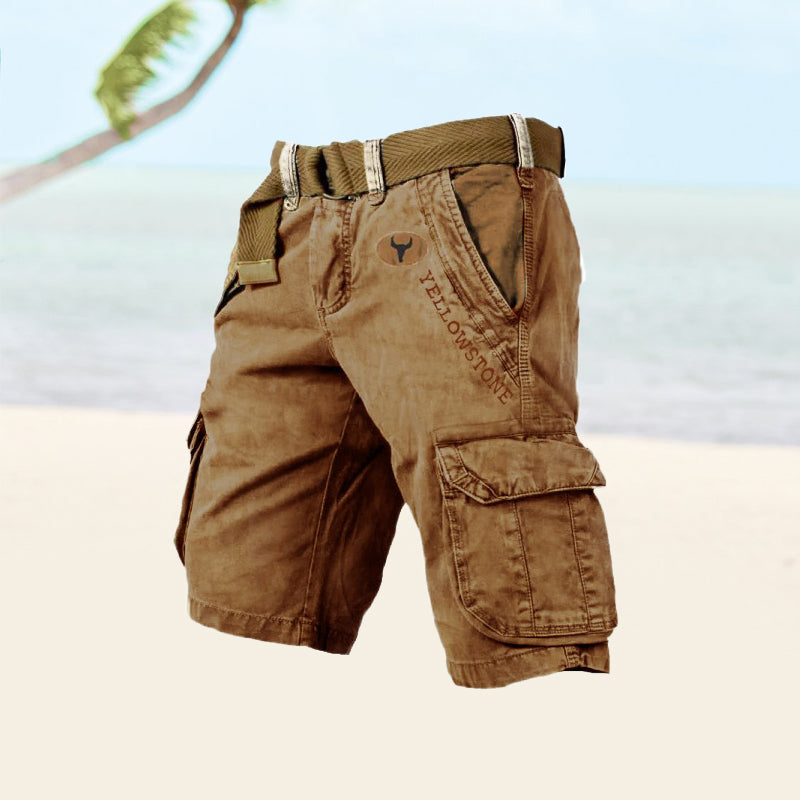 Braune Cargo-Shorts mit Gürtel, Baumwolle, Strandhintergrund, Herrenmode, Sommerkleidung.