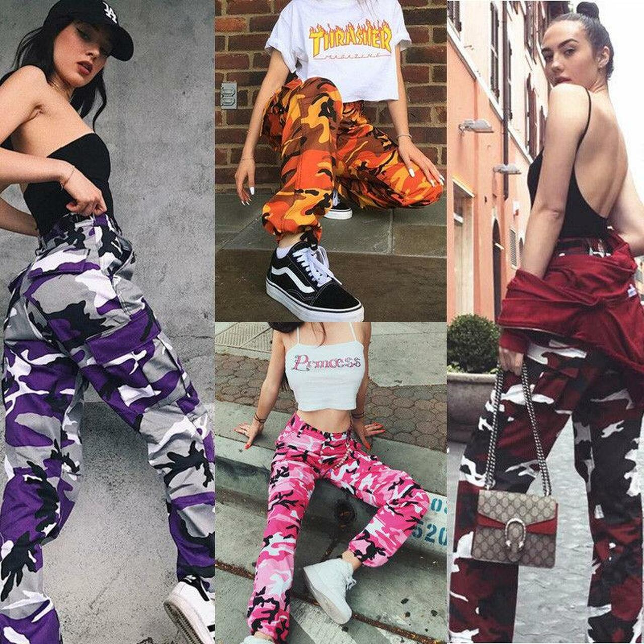 Vier Frauen in bunten Camouflage-Hosen: lila, orange, pink, rot. Streetwear, modisch, urban.