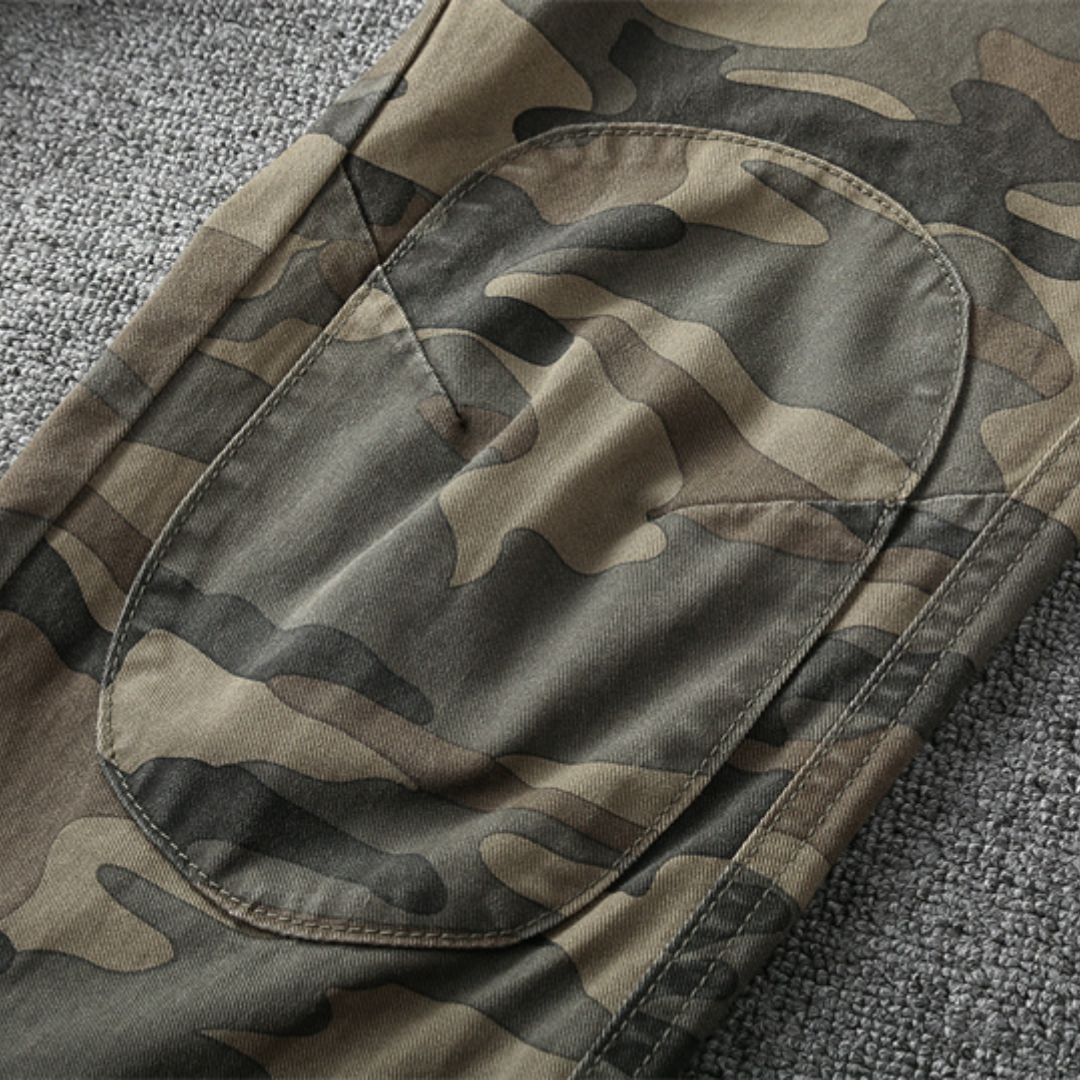 Camouflage-Hose mit Knieverstärkung, grün-braunes Muster, robuste Outdoor-Bekleidung.