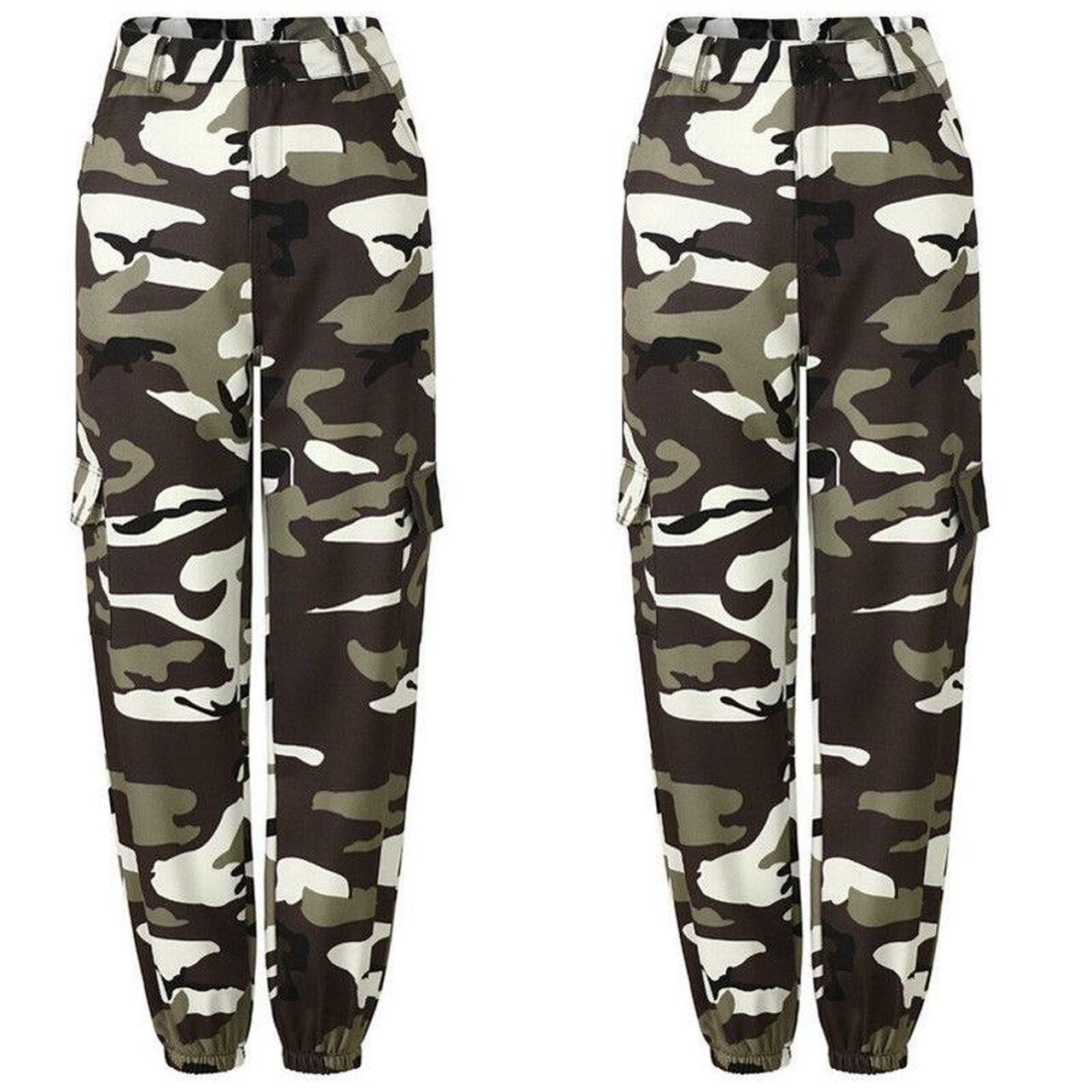 Zwei Camouflage-Cargohosen, grün-braun, elastischer Bund, Taschen, Herrenmode.