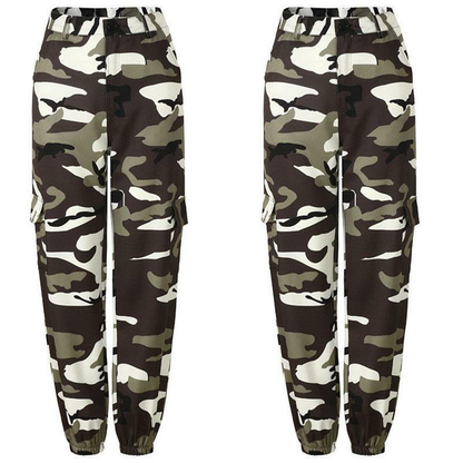 Zwei Camouflage-Cargohosen, grün-braun, elastischer Bund, Taschen, Herrenmode.
