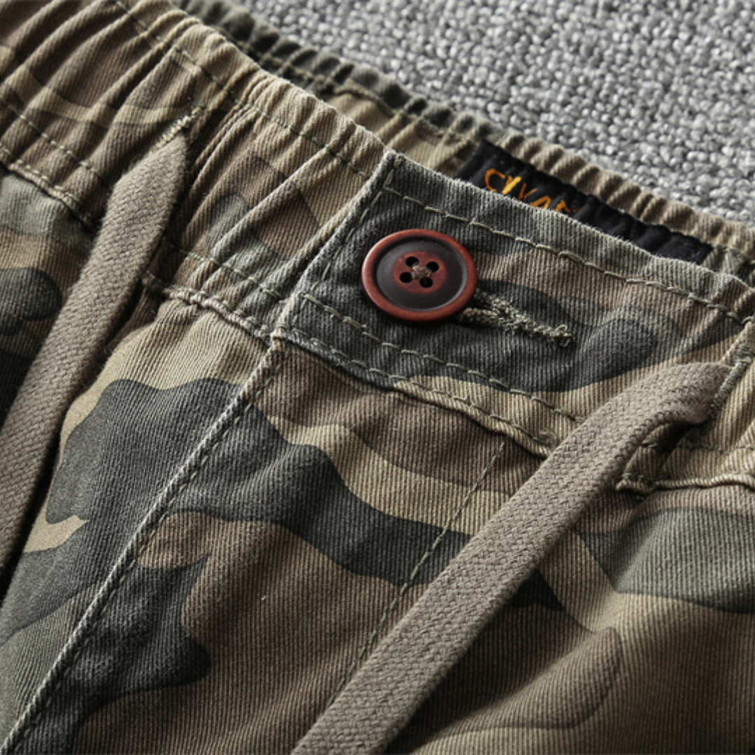 Camouflage-Shorts mit Knopf, Baumwolle, Herrenmode, Freizeitkleidung, Nahaufnahme.