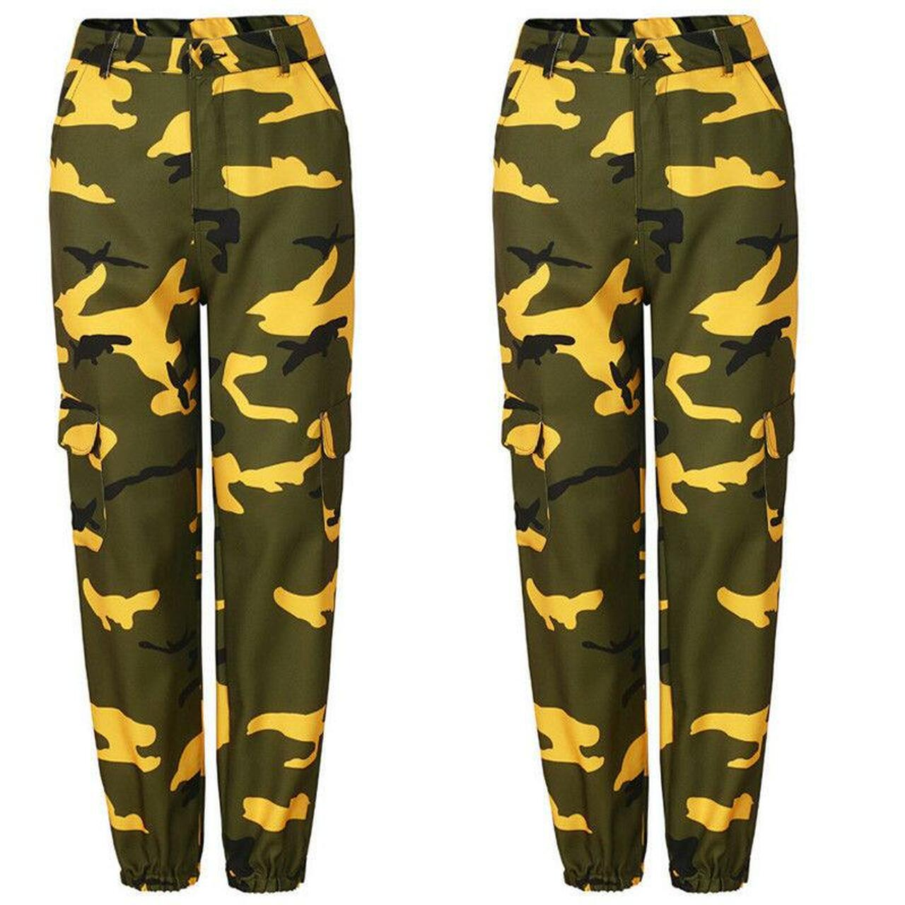 Zweimal gelbe Tarnhose, Cargostil, elastischer Bund, Camouflage-Muster, Outdoor-Mode.