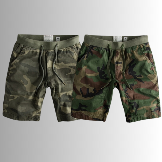 Zwei Camouflage-Shorts, grün und braun, mit Kordelzug, Herrenmode, Freizeitkleidung.