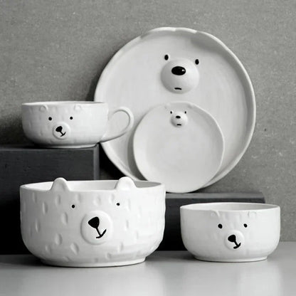 Keramik-Geschirrset mit Eisbär-Motiv, Teller und Schalen, weiß, Cartoon-Design.