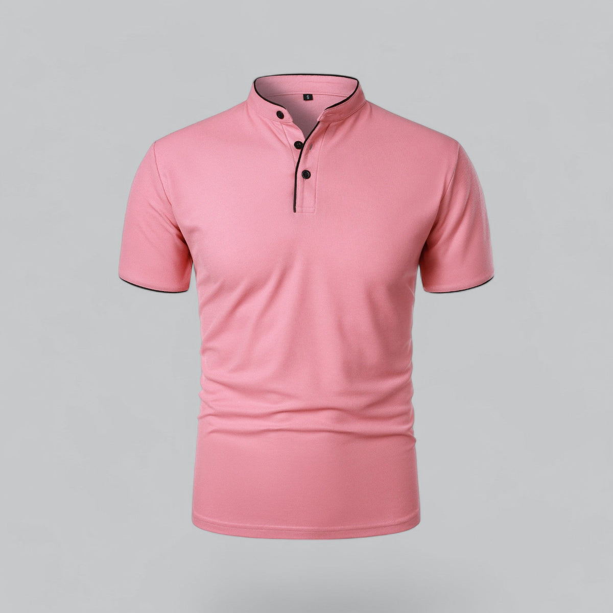 Rosa polotröja framifrån med ståkrage, tre svarta knappar och svart kantband på krage och ärmslut 7