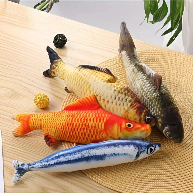 Vier bunte Katzenspielzeug-Fische aus Stoff auf Holztisch, realistisch gestaltet.