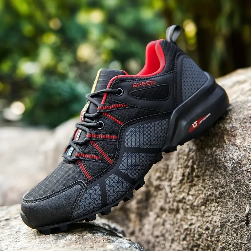 Schwarzer und roter Outdoor-Laufschuh, atmungsaktiv, rutschfest, für Herren.