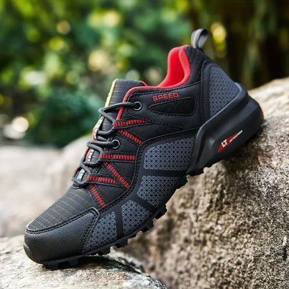 Schwarzer und roter Outdoor-Laufschuh, atmungsaktiv, rutschfest, für Herren.
