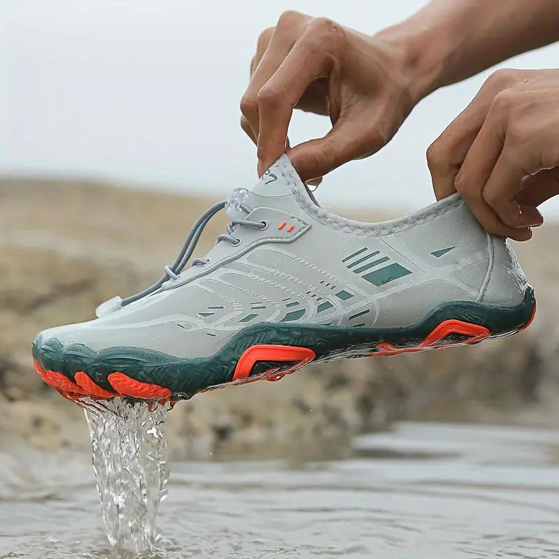 Grauer Wasserschuh mit rutschfester Sohle, ideal für Outdoor-Aktivitäten und Wassersport.