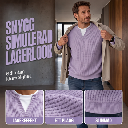 Man i lila topp med våffelstruktur öppnar en beige skjorta; tre detaljbilder visar kragen, stickningen och muddkanten. 4