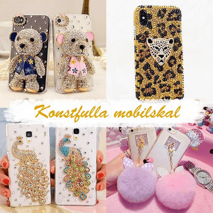 Samma fyra strassdekorerade mobilskal med björnar, leopardmönster, påfåglar och rosa och lila pompoms 10
